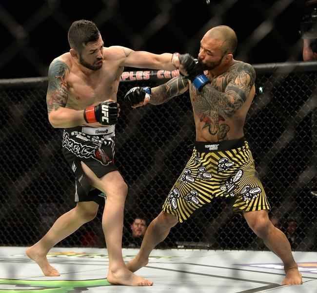 Imagens das lutas e bastidores do UFC 184, em Los Angeles - Kid Yamamoto x Roman Salazar foi declarada 'No Contest', por dedada no olho acidental aplicada por Kid Yamamoto