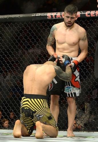 Imagens das lutas e bastidores do UFC 184, em Los Angeles - Kid Yamamoto x Roman Salazar foi declarada 'No Contest', por dedada no olho acidental aplicada por Kid Yamamoto