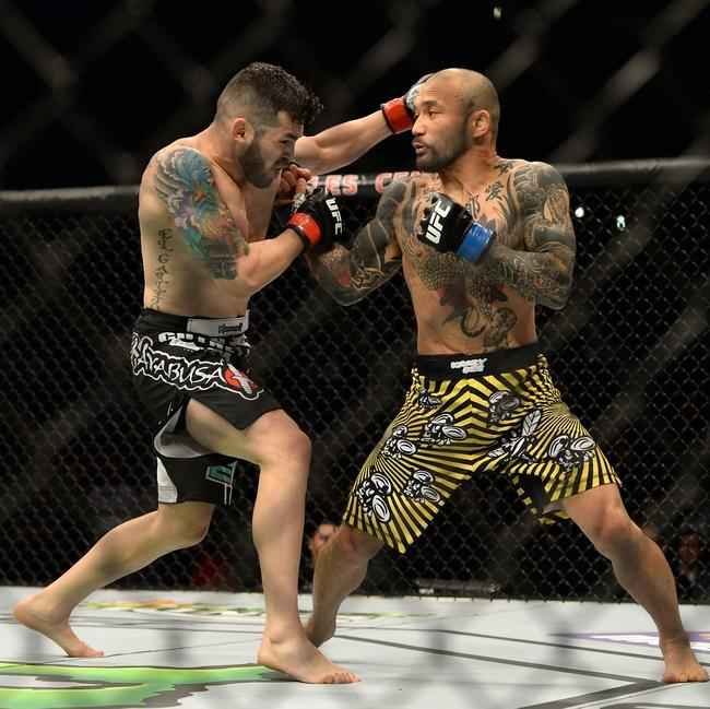 Imagens das lutas e bastidores do UFC 184, em Los Angeles - Kid Yamamoto x Roman Salazar foi declarada 'No Contest', por dedada no olho acidental aplicada por Kid Yamamoto