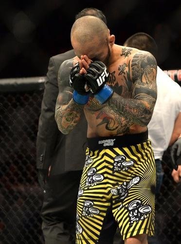 Imagens das lutas e bastidores do UFC 184, em Los Angeles - Kid Yamamoto x Roman Salazar foi declarada 'No Contest', por dedada no olho acidental aplicada por Kid Yamamoto