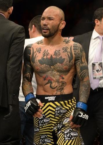 Imagens das lutas e bastidores do UFC 184, em Los Angeles - Kid Yamamoto x Roman Salazar foi declarada 'No Contest', por dedada no olho acidental aplicada por Kid Yamamoto
