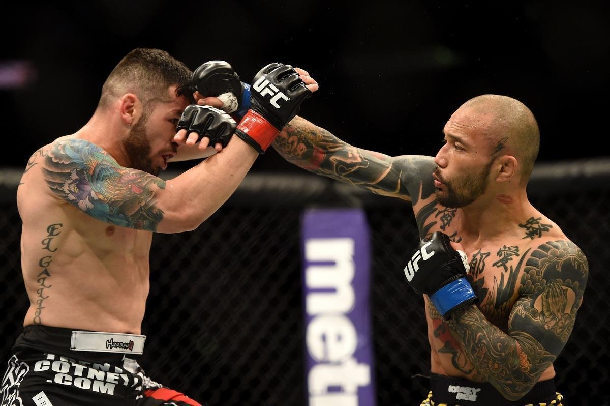 Imagens das lutas e bastidores do UFC 184, em Los Angeles - Kid Yamamoto x Roman Salazar foi declarada 'No Contest', por dedada no olho acidental aplicada por Kid Yamamoto