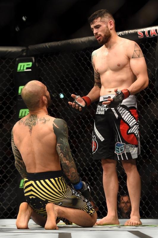 Imagens das lutas e bastidores do UFC 184, em Los Angeles - Kid Yamamoto x Roman Salazar foi declarada 'No Contest', por dedada no olho acidental aplicada por Kid Yamamoto