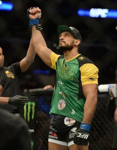 Imagens das lutas e bastidores do UFC 184, em Los Angeles - Roan Juco (bermuda preta) venceu Mark Muoz por finalizao (mata-leo) a 1m40s do primeiro round