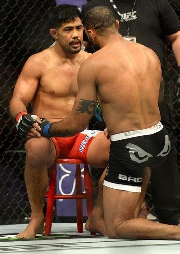 Imagens das lutas e bastidores do UFC 184, em Los Angeles - Roan Juco (bermuda preta) venceu Mark Muoz por finalizao (mata-leo) a 1m40s do primeiro round