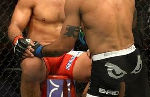 Imagens das lutas e bastidores do UFC 184, em Los Angeles - Roan Juco (bermuda preta) venceu Mark Muoz por finalizao (mata-leo) a 1m40s do primeiro round