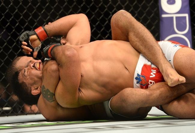 Imagens das lutas e bastidores do UFC 184, em Los Angeles - Roan Juco (bermuda preta) venceu Mark Muoz por finalizao (mata-leo) a 1m40s do primeiro round