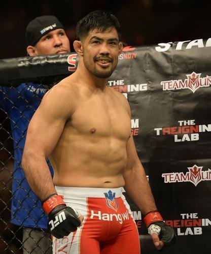 Imagens das lutas e bastidores do UFC 184, em Los Angeles - Roan Juco (bermuda preta) venceu Mark Muoz por finalizao (mata-leo) a 1m40s do primeiro round