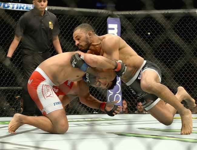 Imagens das lutas e bastidores do UFC 184, em Los Angeles - Roan Juco (bermuda preta) venceu Mark Muoz por finalizao (mata-leo) a 1m40s do primeiro round