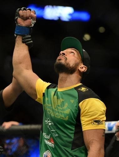 Imagens das lutas e bastidores do UFC 184, em Los Angeles - Roan Juco (bermuda preta) venceu Mark Muoz por finalizao (mata-leo) a 1m40s do primeiro round