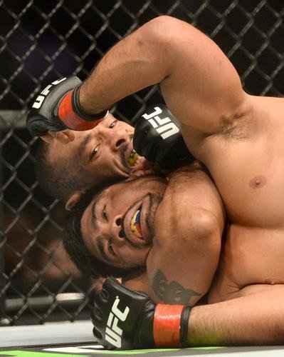 Imagens das lutas e bastidores do UFC 184, em Los Angeles - Roan Juco (bermuda preta) venceu Mark Muoz por finalizao (mata-leo) a 1m40s do primeiro round