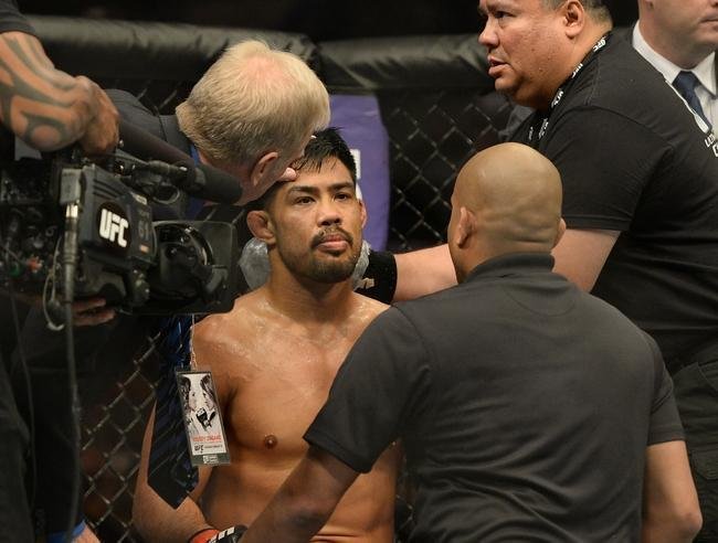 Imagens das lutas e bastidores do UFC 184, em Los Angeles - Roan Juco (bermuda preta) venceu Mark Muoz por finalizao (mata-leo) a 1m40s do primeiro round