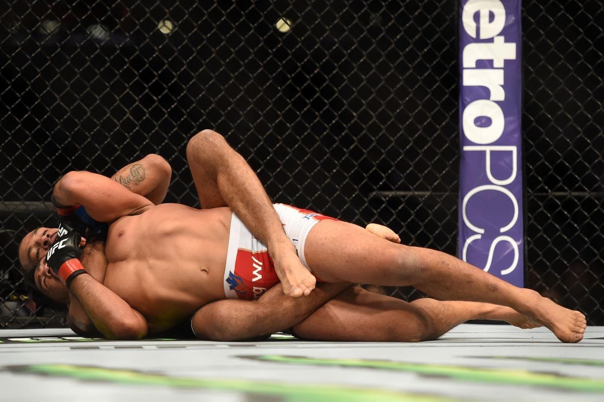 Imagens das lutas e bastidores do UFC 184, em Los Angeles - Roan Juco (bermuda preta) venceu Mark Muoz por finalizao (mata-leo) a 1m40s do primeiro round