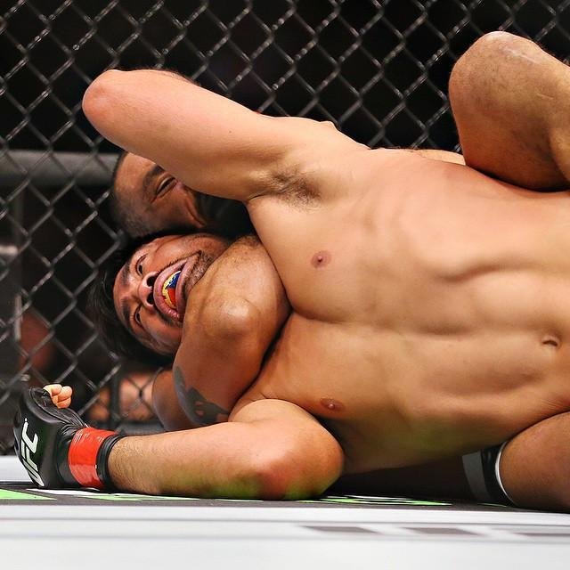 Imagens das lutas e bastidores do UFC 184, em Los Angeles - Roan Juco (bermuda preta) venceu Mark Muoz por finalizao (mata-leo) a 1m40s do primeiro round