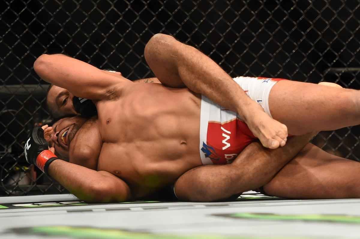 Imagens das lutas e bastidores do UFC 184, em Los Angeles - Roan Juco (bermuda preta) venceu Mark Muoz por finalizao (mata-leo) a 1m40s do primeiro round