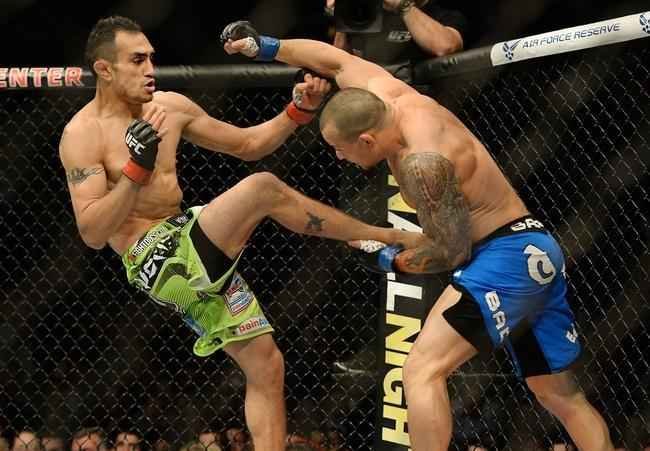 Imagens das lutas e bastidores do UFC 184, em Los Angeles - Tony Ferguson (bermuda verde) venceu Gleison Tibau por finalizao (mata-leo) aos 2m37s do primeiro round