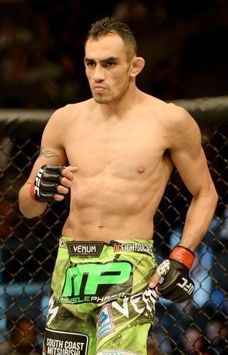 Imagens das lutas e bastidores do UFC 184, em Los Angeles - Tony Ferguson (bermuda verde) venceu Gleison Tibau por finalizao (mata-leo) aos 2m37s do primeiro round