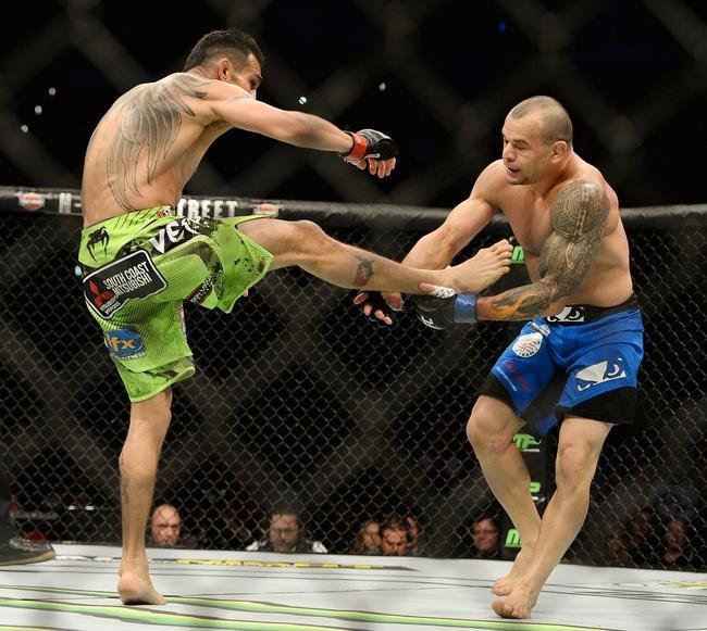 Imagens das lutas e bastidores do UFC 184, em Los Angeles - Tony Ferguson (bermuda verde) venceu Gleison Tibau por finalizao (mata-leo) aos 2m37s do primeiro round