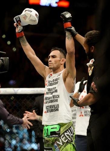 Imagens das lutas e bastidores do UFC 184, em Los Angeles - Tony Ferguson (bermuda verde) venceu Gleison Tibau por finalizao (mata-leo) aos 2m37s do primeiro round