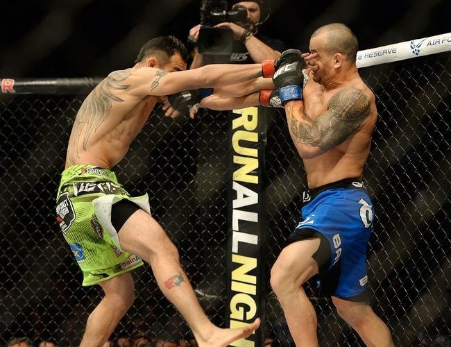 Imagens das lutas e bastidores do UFC 184, em Los Angeles - Tony Ferguson (bermuda verde) venceu Gleison Tibau por finalizao (mata-leo) aos 2m37s do primeiro round