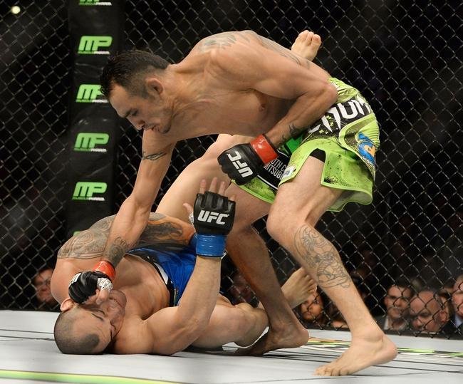 Imagens das lutas e bastidores do UFC 184, em Los Angeles - Tony Ferguson (bermuda verde) venceu Gleison Tibau por finalizao (mata-leo) aos 2m37s do primeiro round