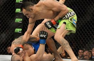 Imagens das lutas e bastidores do UFC 184, em Los Angeles - Tony Ferguson (bermuda verde) venceu Gleison Tibau por finalizao (mata-leo) aos 2m37s do primeiro round