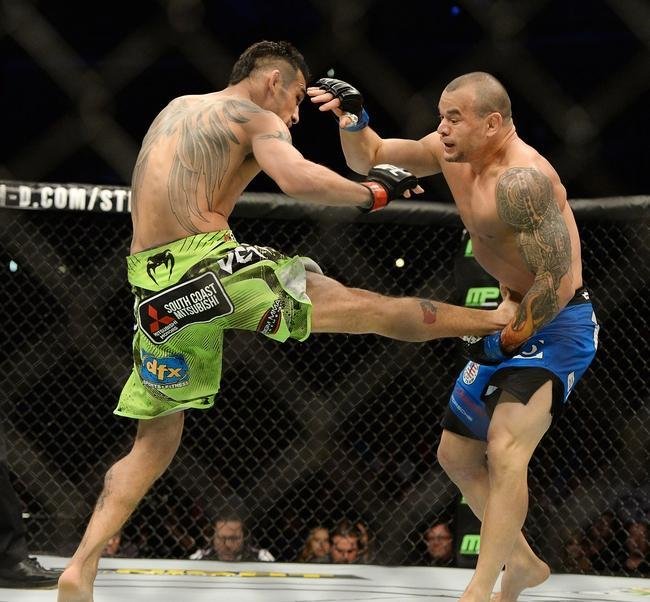 Imagens das lutas e bastidores do UFC 184, em Los Angeles - Tony Ferguson (bermuda verde) venceu Gleison Tibau por finalizao (mata-leo) aos 2m37s do primeiro round