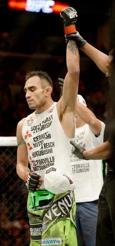 Imagens das lutas e bastidores do UFC 184, em Los Angeles - Tony Ferguson (bermuda verde) venceu Gleison Tibau por finalizao (mata-leo) aos 2m37s do primeiro round