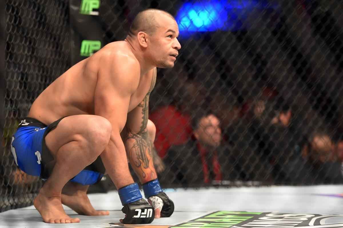 Imagens das lutas e bastidores do UFC 184, em Los Angeles - Tony Ferguson (bermuda verde) venceu Gleison Tibau por finalizao (mata-leo) aos 2m37s do primeiro round