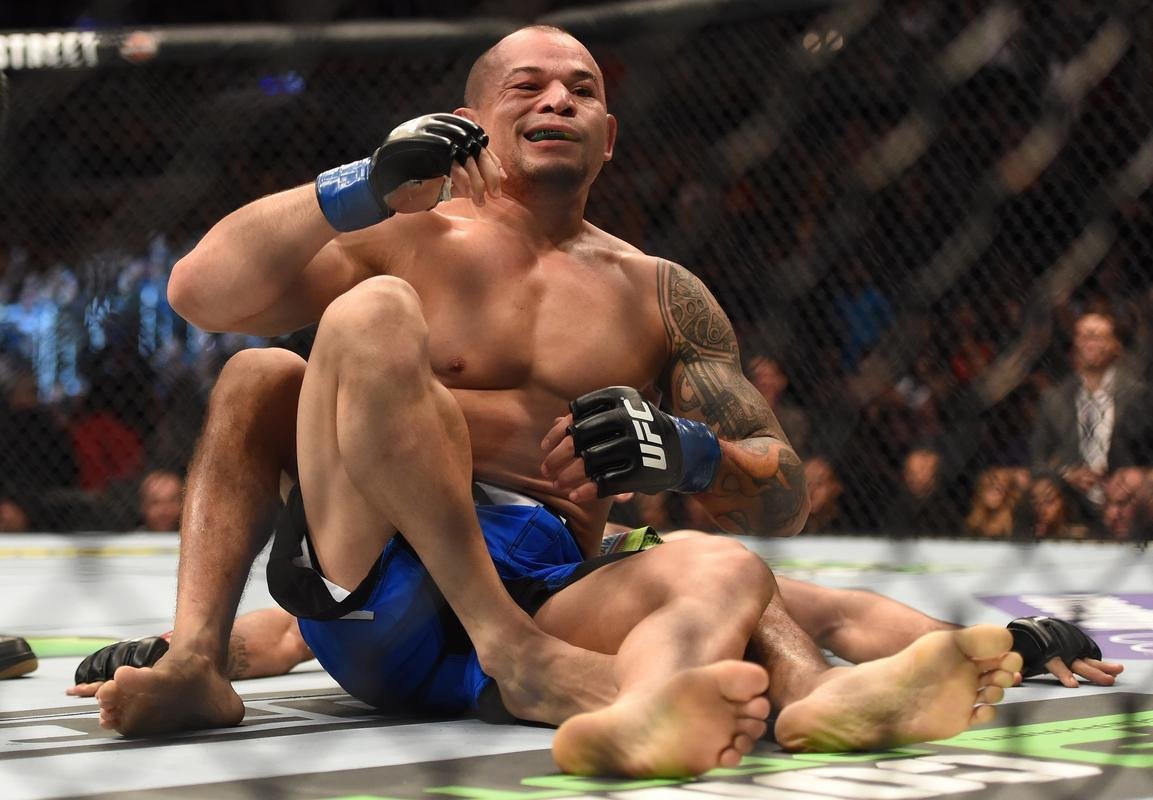 Imagens das lutas e bastidores do UFC 184, em Los Angeles - Tony Ferguson (bermuda verde) venceu Gleison Tibau por finalizao (mata-leo) aos 2m37s do primeiro round