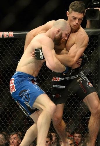 Imagens das lutas e bastidores do UFC 184, em Los Angeles - Alan Jouban (bermuda preta) venceu Richard Walsh por nocaute aos 2m19s do primeiro round