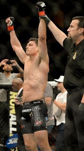 Imagens das lutas e bastidores do UFC 184, em Los Angeles - Alan Jouban (bermuda preta) venceu Richard Walsh por nocaute aos 2m19s do primeiro round