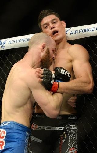 Imagens das lutas e bastidores do UFC 184, em Los Angeles - Alan Jouban (bermuda preta) venceu Richard Walsh por nocaute aos 2m19s do primeiro round