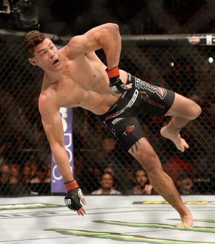 Imagens das lutas e bastidores do UFC 184, em Los Angeles - Alan Jouban (bermuda preta) venceu Richard Walsh por nocaute aos 2m19s do primeiro round