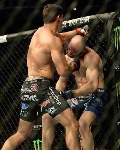 Imagens das lutas e bastidores do UFC 184, em Los Angeles - Alan Jouban (bermuda preta) venceu Richard Walsh por nocaute aos 2m19s do primeiro round