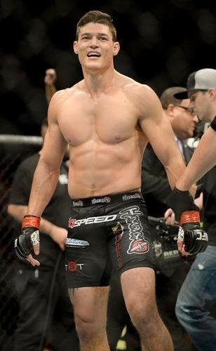 Imagens das lutas e bastidores do UFC 184, em Los Angeles - Alan Jouban (bermuda preta) venceu Richard Walsh por nocaute aos 2m19s do primeiro round