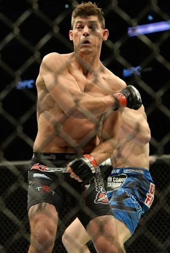 Imagens das lutas e bastidores do UFC 184, em Los Angeles - Alan Jouban (bermuda preta) venceu Richard Walsh por nocaute aos 2m19s do primeiro round