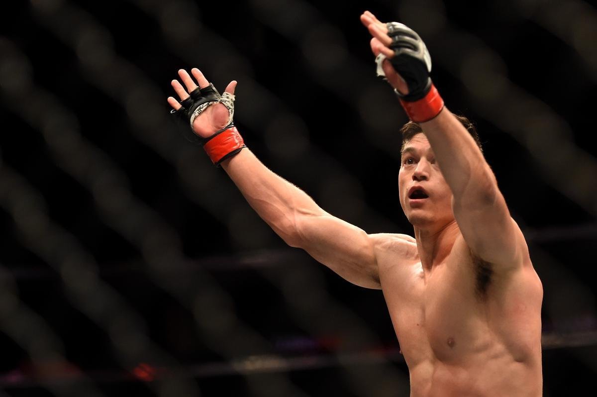 Imagens das lutas e bastidores do UFC 184, em Los Angeles - Alan Jouban (bermuda preta) venceu Richard Walsh por nocaute aos 2m19s do primeiro round