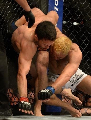 Imagens das lutas e bastidores do UFC 184, em Los Angeles - Jake Ellenberger (bermuda preta) venceu Josh Koscheck por finalizao (tringulo de mo) aos 4m20s do segundo round