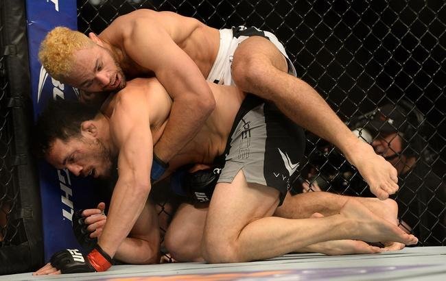 Imagens das lutas e bastidores do UFC 184, em Los Angeles - Jake Ellenberger (bermuda preta) venceu Josh Koscheck por finalizao (tringulo de mo) aos 4m20s do segundo round