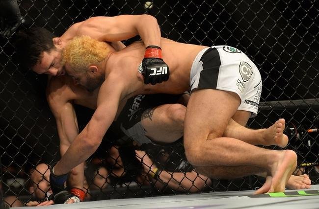 Imagens das lutas e bastidores do UFC 184, em Los Angeles - Jake Ellenberger (bermuda preta) venceu Josh Koscheck por finalizao (tringulo de mo) aos 4m20s do segundo round