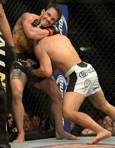 Imagens das lutas e bastidores do UFC 184, em Los Angeles - Jake Ellenberger (bermuda preta) venceu Josh Koscheck por finalizao (tringulo de mo) aos 4m20s do segundo round