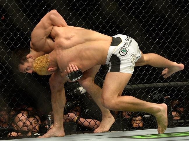 Imagens das lutas e bastidores do UFC 184, em Los Angeles - Jake Ellenberger (bermuda preta) venceu Josh Koscheck por finalizao (tringulo de mo) aos 4m20s do segundo round