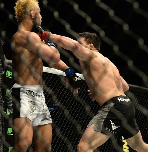 Imagens das lutas e bastidores do UFC 184, em Los Angeles - Jake Ellenberger (bermuda preta) venceu Josh Koscheck por finalizao (tringulo de mo) aos 4m20s do segundo round