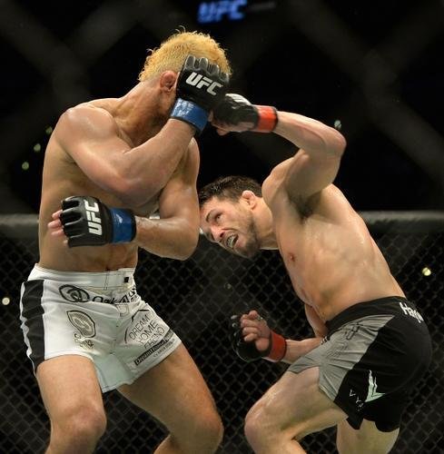 Imagens das lutas e bastidores do UFC 184, em Los Angeles - Jake Ellenberger (bermuda preta) venceu Josh Koscheck por finalizao (tringulo de mo) aos 4m20s do segundo round