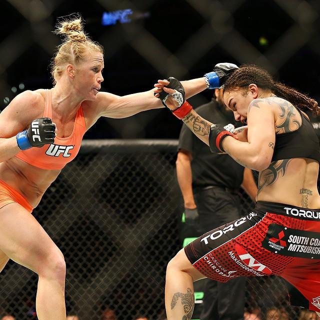 Imagens das lutas e bastidores do UFC 184, em Los Angeles - Holly Holm (laranja) venceu Raquel Pennington por deciso dividida