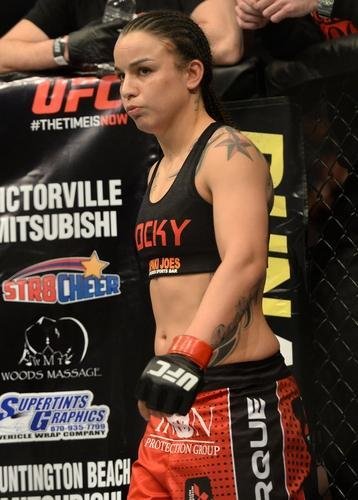 Imagens das lutas e bastidores do UFC 184, em Los Angeles - Holly Holm (laranja) venceu Raquel Pennington por deciso dividida