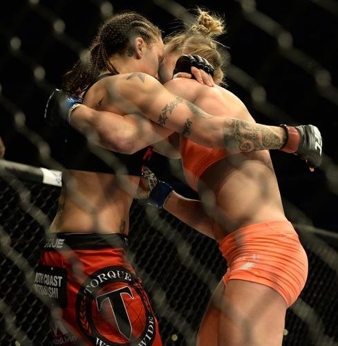 Imagens das lutas e bastidores do UFC 184, em Los Angeles - Holly Holm (laranja) venceu Raquel Pennington por deciso dividida