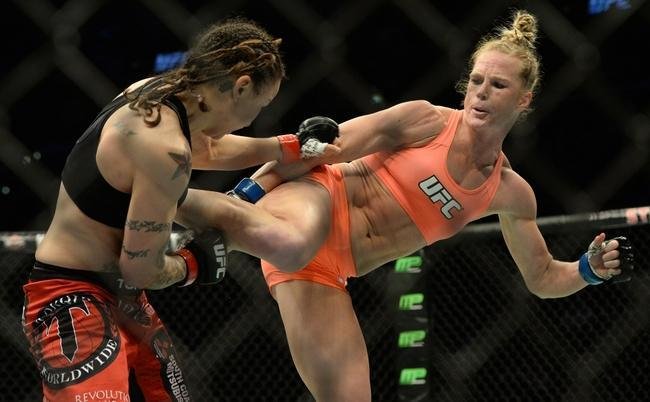 Imagens das lutas e bastidores do UFC 184, em Los Angeles - Holly Holm (laranja) venceu Raquel Pennington por deciso dividida