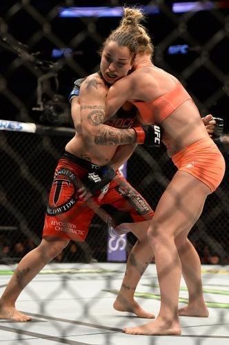 Imagens das lutas e bastidores do UFC 184, em Los Angeles - Holly Holm (laranja) venceu Raquel Pennington por deciso dividida